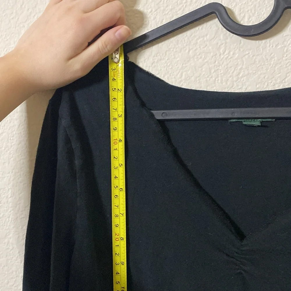 🛍️Adorable Black Long Sleeve Top! - Picture 5 of 7